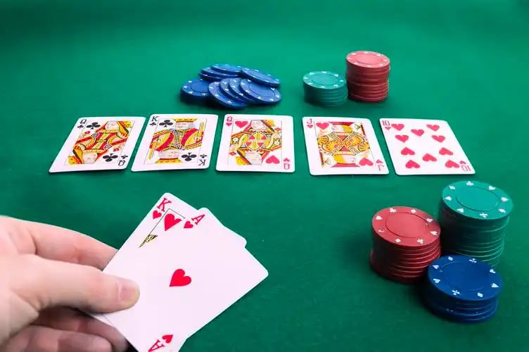 Koin27 Live Casino antarmuka mobile responsif dengan tampilan meja Baccarat dan Roulette optimal di ponsel